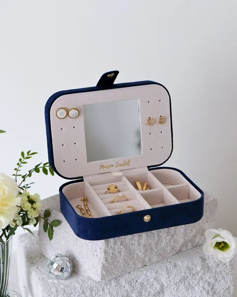 Boîte à bijoux de voyage Maison Scarlett – modèle Brigitte – velours bleu – vue ouverte avec des bijoux