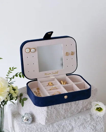 Boîte à bijoux de voyage Maison Scarlett – modèle Brigitte – velours bleu – vue ouverte avec des bijoux