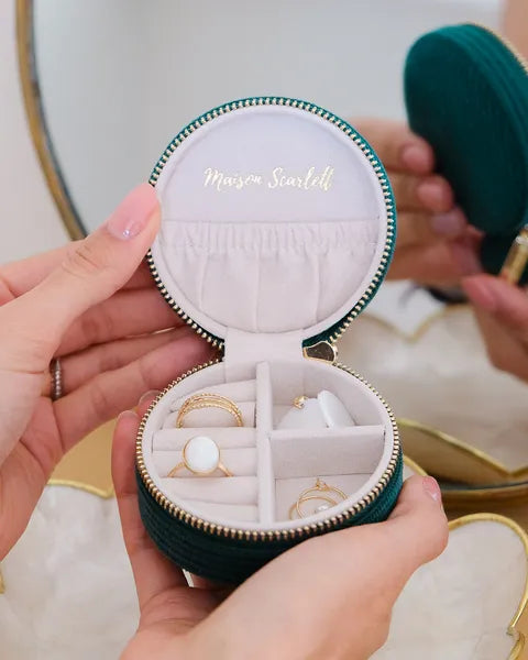 Boite a bijoux de voyage de Maison Scarlett - Modèle Yvonne - velours côtelé vert - vue de la boite ouverte, tenue par deux mains