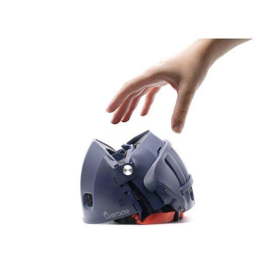 casque bleu Overade PLIXI FIT - vue replié avec une main qui va prendre le casque