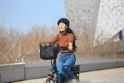 Casque noir Overade – mise en situation : porté par une femme à vélo