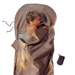 Housse  en coton pour enfant de Cocoon - couleur kaki - Mise en situation : un enfant dort dans la housse de lit avec la pochette posée à côté