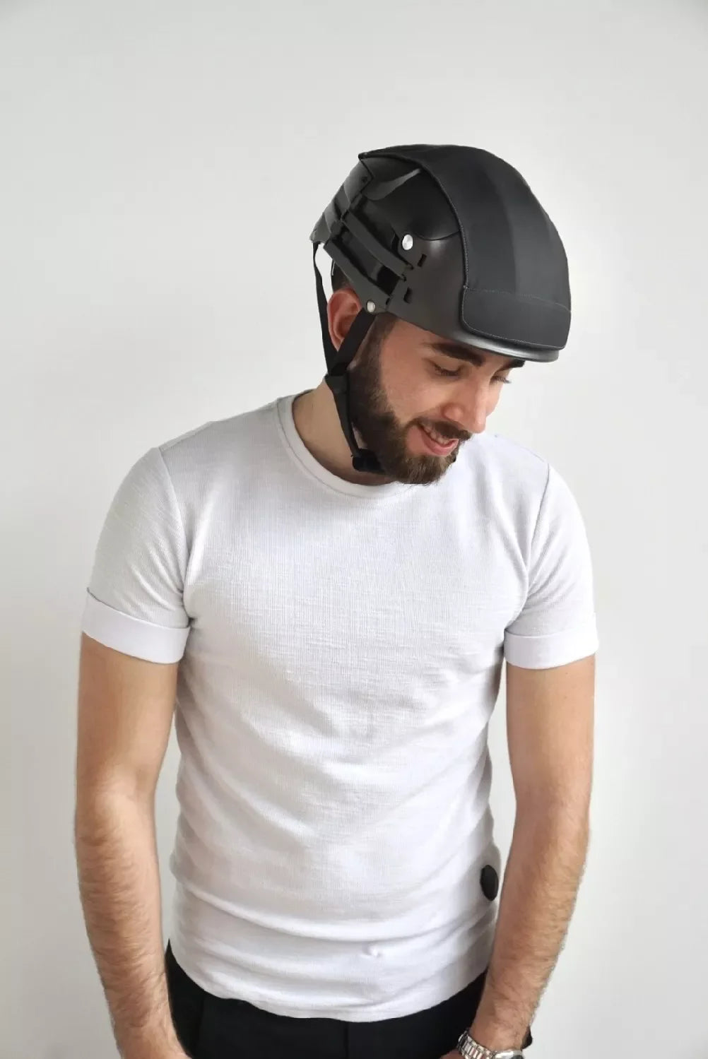 Couvre-casque noir amovible pour casque PLIXI FIT – mise en situation : porté par un homme en vue de face