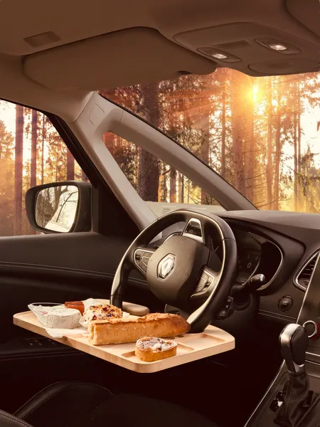 Platoto en bois brut d’hévéa – mise en situation : utilisé pour un repas dans une voiture garée en forêt