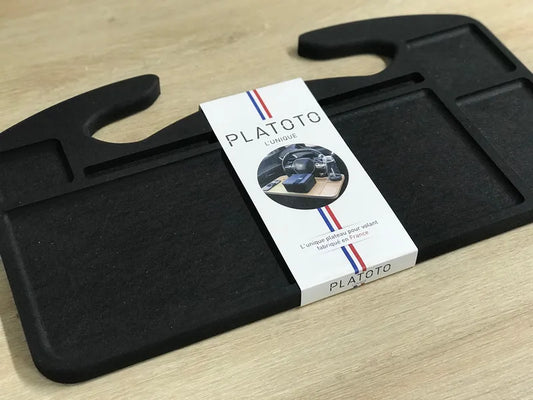 Tablette réversible pour voiture Albert et Marcel  de Platoto  en version noire -en vue de biais avec emballage  