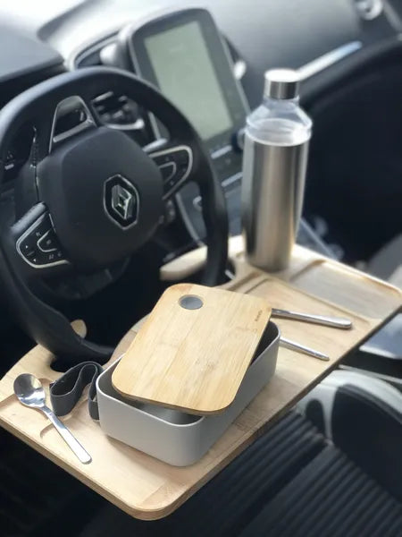 Platoto en bois brut d’hévéa – mise en situation : utilisé pour un repas dans une voiture