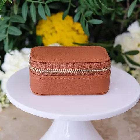 Mini boite à bijoux de voyage de la Maison Scarlett - Modèle Marie - PU Camel - vue de la boite fermée
