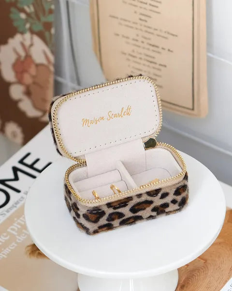 Mini boite à bijoux de voyage de la Maison Scarlett - Modèle Marie - Léopard - vue de la boite ouverte avec des bijoux
