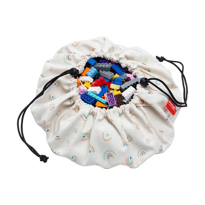 Mini sac de rangement et tapis de jeux motif arc-en-ciel de Playandgo - vue du sac presque fermé avec des lego 