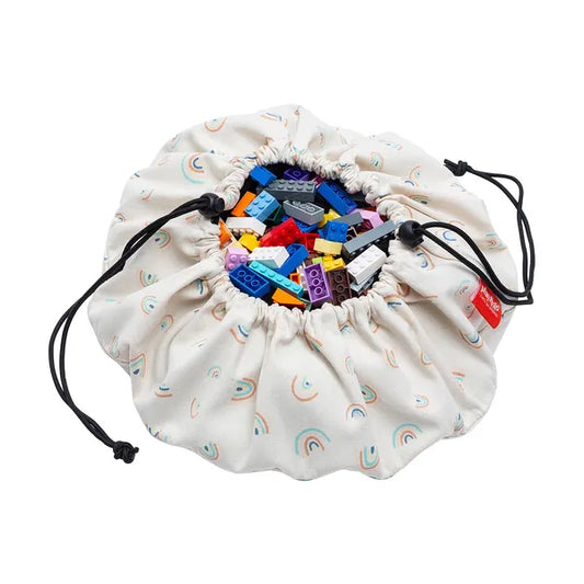 Mini sac de rangement et tapis de jeux motif arc-en-ciel de Playandgo - vue du sac presque fermé avec des lego 