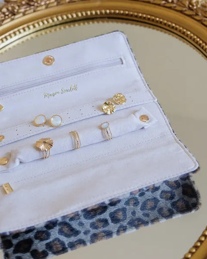 Pochette à  bijoux Maison Scarlett - Modèle Catherine - Léopard - vue de la pochette ouverte avec des bijoux