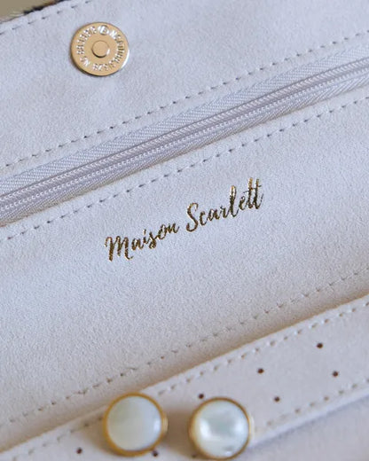  Pochette à bijoux Maison Scarlett – Modèle Catherine – gros plan sur la partie intérieure supérieure de la pochette, montrant le système d’attache et le logo de la marque