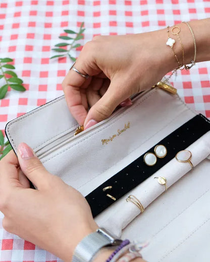  Pochette à bijoux Maison Scarlett – Modèle Catherine –Velours noir - gros plan sur la partie intérieure supérieure de la pochette, montrant une personne mettre des bijoux