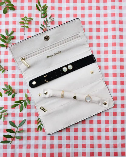 Pochette à bijoux Maison Scarlett – Modèle Catherine en velours noir – vue d'ensemble de la pochette ouverte avec des bijoux et le porte-bagues détaché