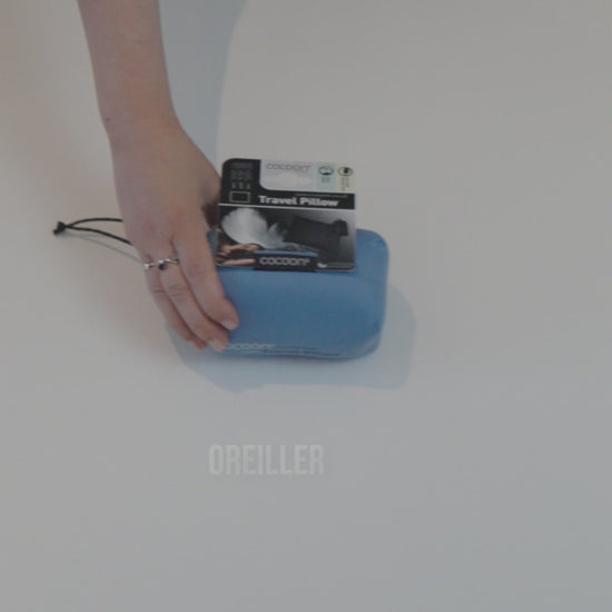 Vidéo qui déplie l'oreiller de voyage en duvet