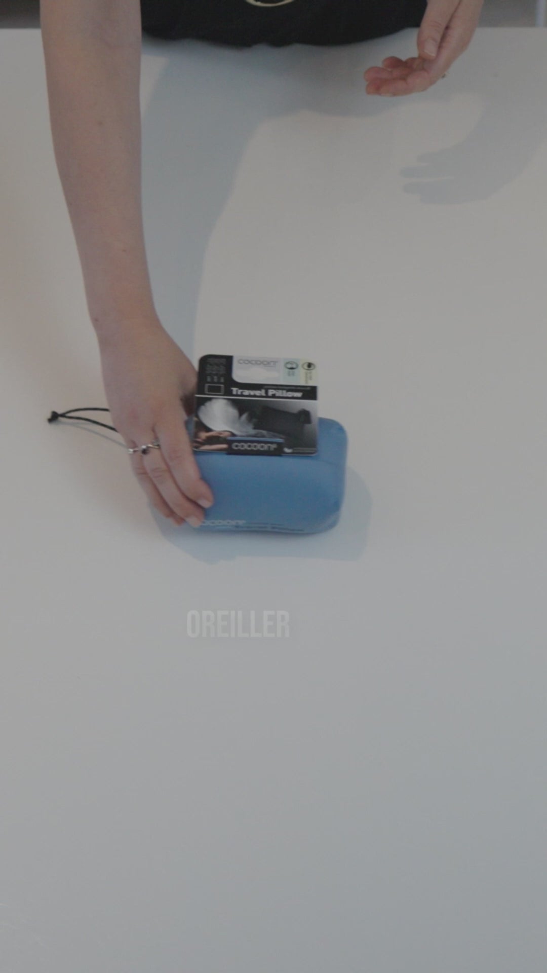 Vidéo qui déplie l'oreiller de voyage en duvet