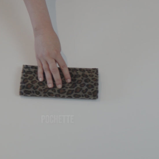 Vidéo qui ouvre la pochette à bijoux de voyage et montre son utilisation