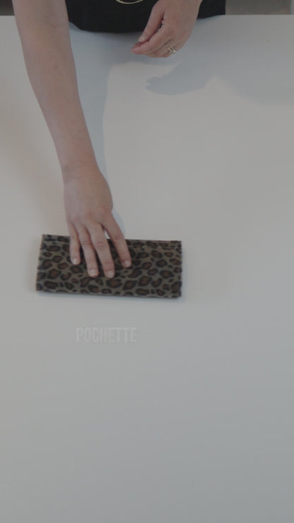 Vidéo qui ouvre la pochette à bijoux de voyage et montre son utilisation