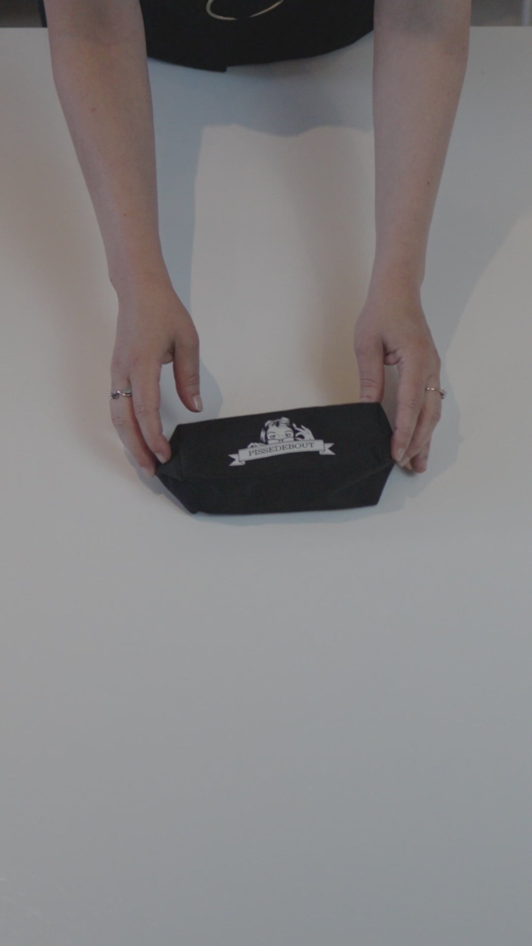 Vidéo qui présente le contenu du kit pisse-debout