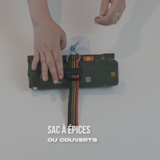 Vidéo qui déplie le sac à épices et couverts