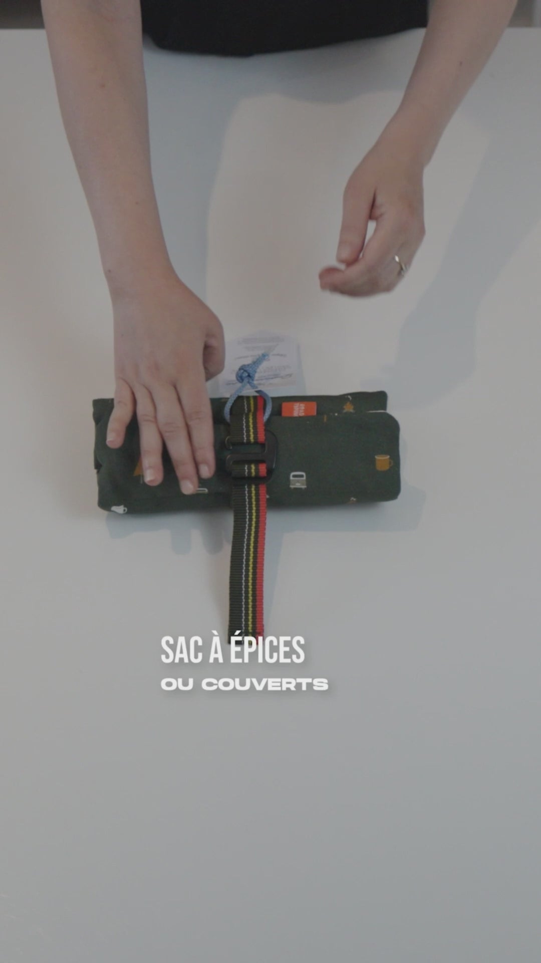 Vidéo qui déplie le sac à épices et couverts