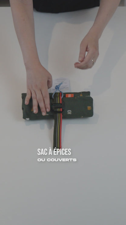 Vidéo qui déplie le sac à épices et couverts