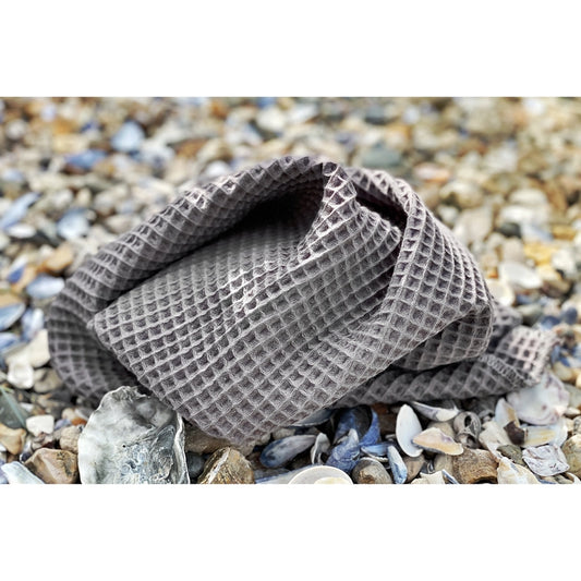 Serviette de voyage pour chien de Pupsuds - photo sur une plage de galet
